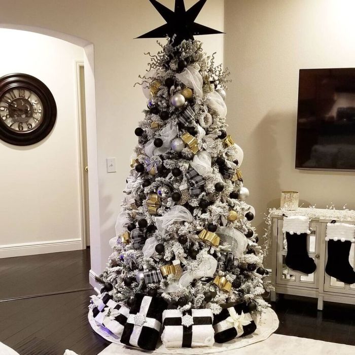 Black and gold christmas decor